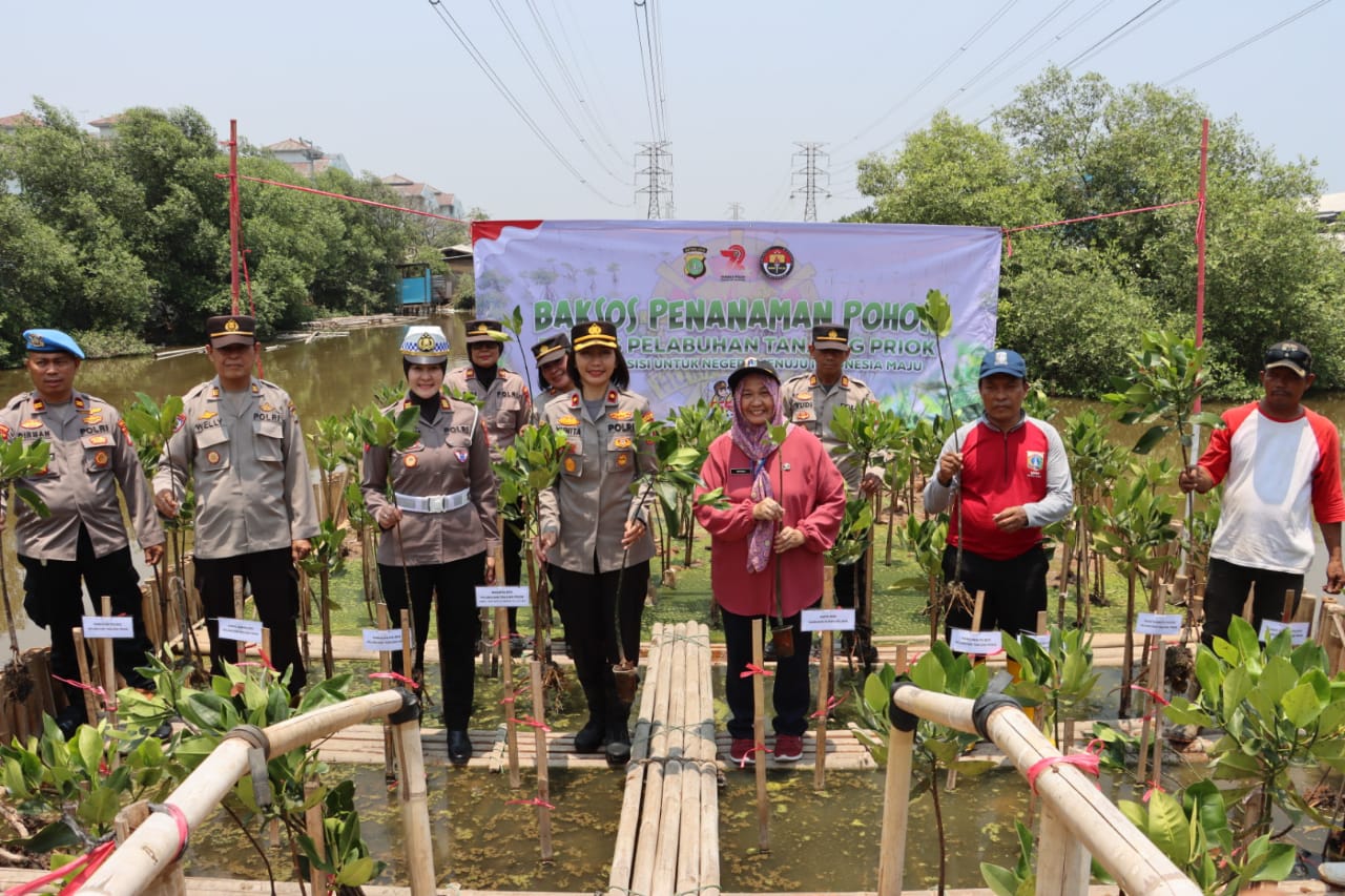 Personil Polres Pelabuhan Tanjung Priok menggelar bakti sosial dengan melaksanakan kegiatan penanaman pohon Mangrove dan pelepasan burung