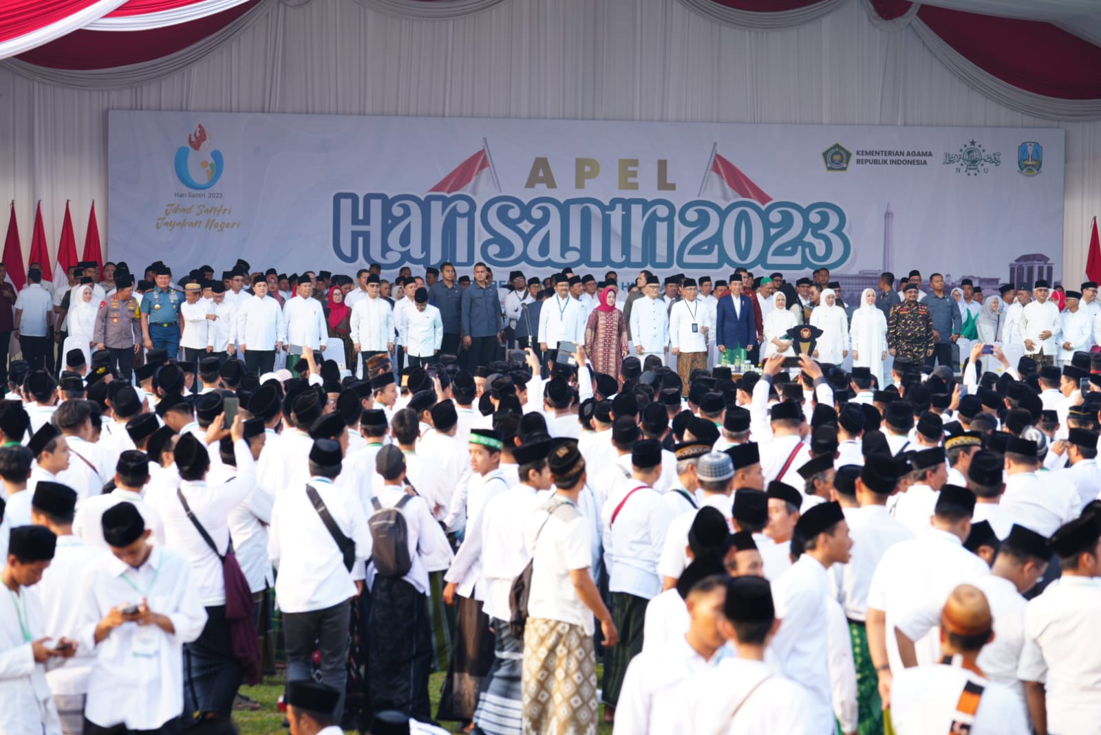 Panglima TNI Laksamana TNI Yudo Margono, S.E., M.M. mendampingi Presiden RI Joko Widodo pada kegiatan Apel Hari Santri Tahun 2023