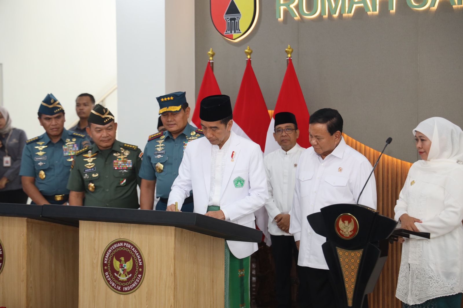 Presiden RI Joko Widodo meresmikan Rumah Sakit Angkatan Darat Tk. III Kesdam V/Brawijaya dan Rumah Sakit Angkatan Laut Tk. II dr. Soekantjo Jahja Puspenerbal