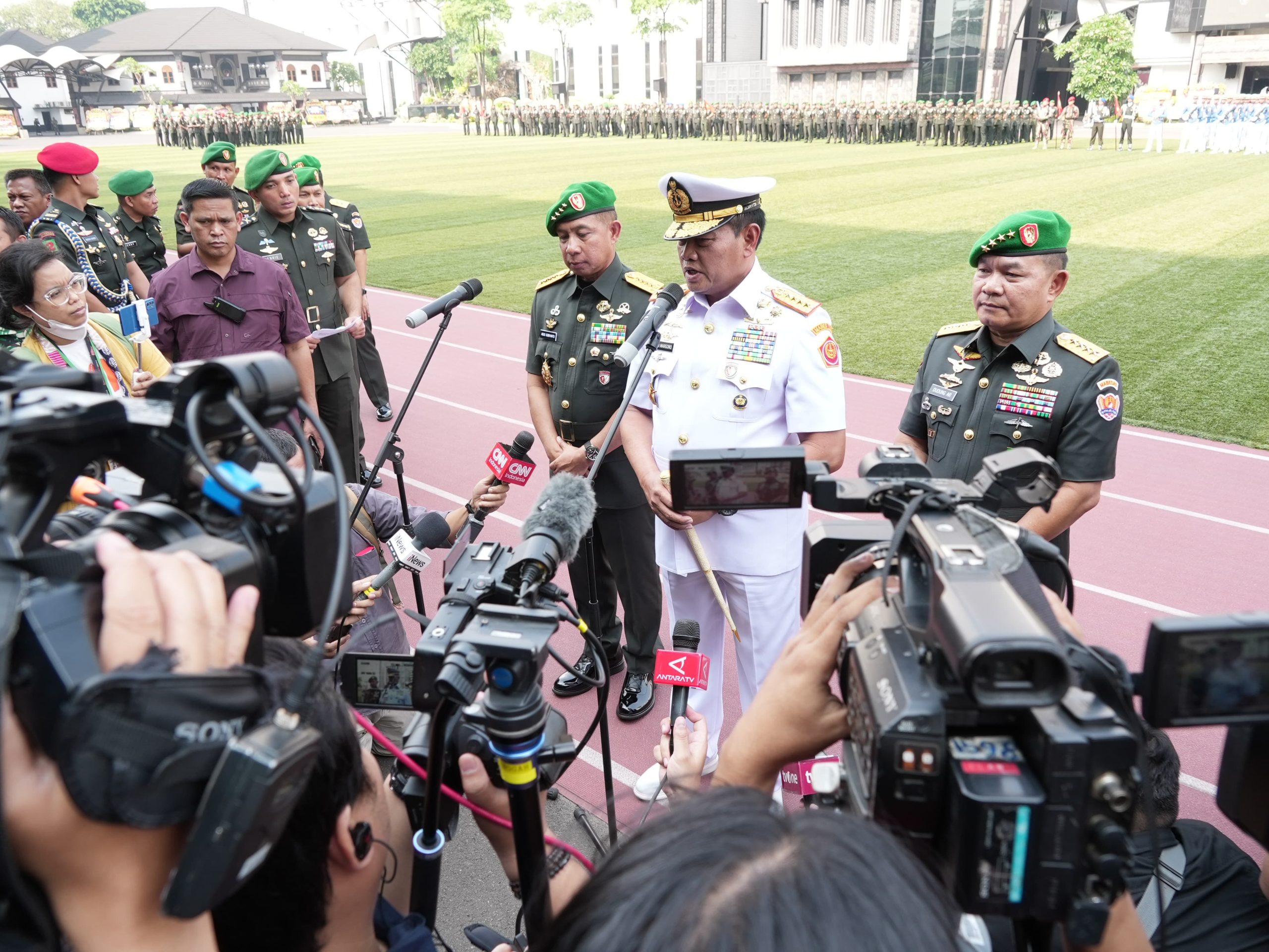 Panglima TNI Laksamana TNI Yudo Margono, S.E., M.M. di hadapan awak media, usai memimpin serah terima jabatan Kepala Staf Angkatan Darat