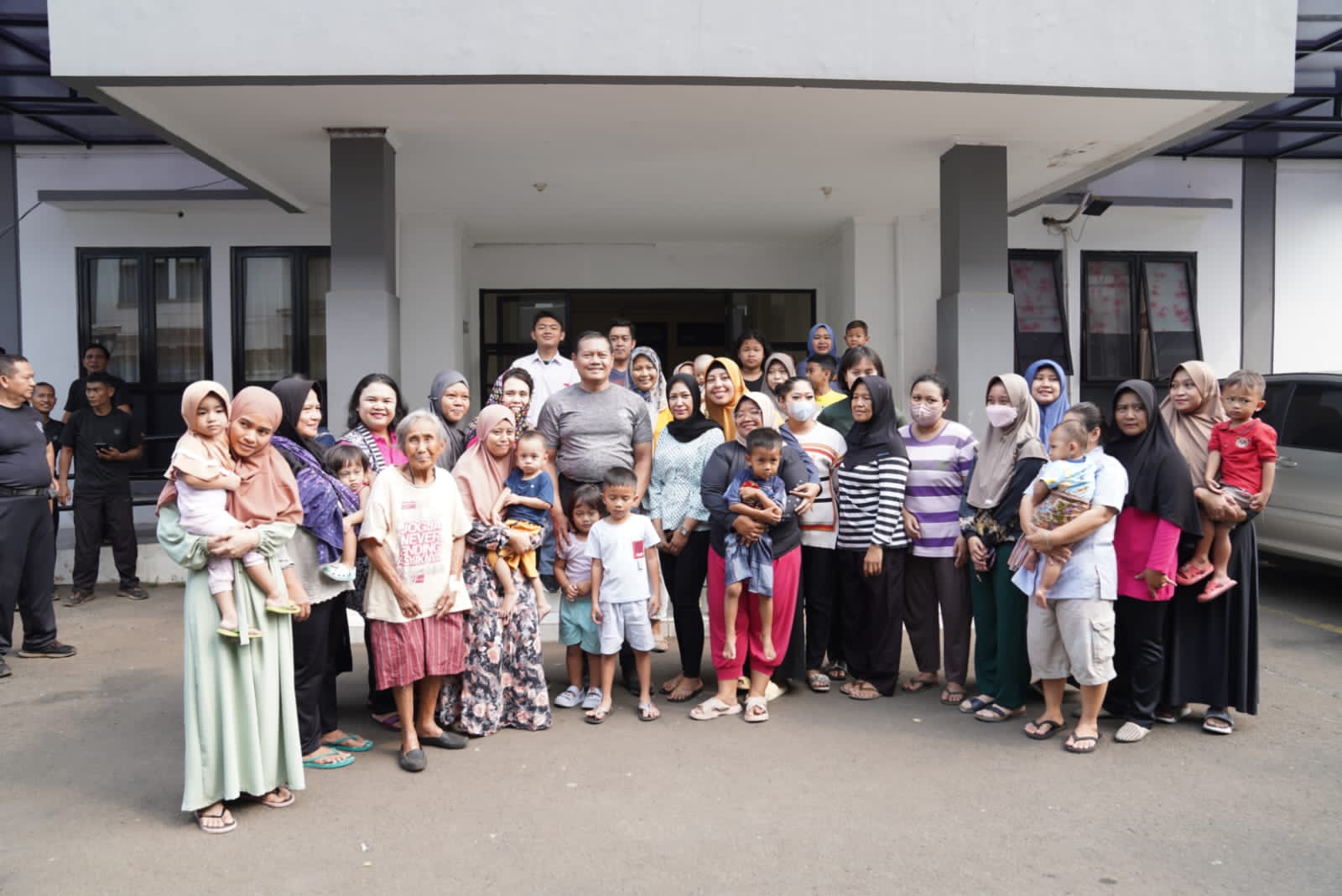 Panglima TNI Laksamana TNI Yudo Margono, S.E., M.M. berbaur berolahraga bersama dengan seluruh Prajurit dan PNS Kodiklat TNI