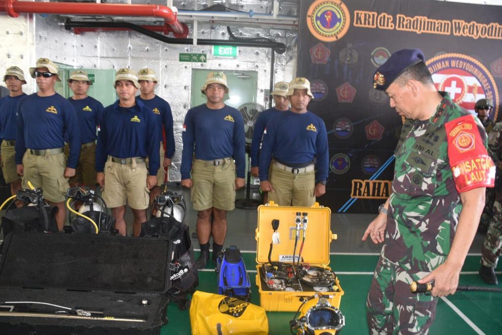 Panglima TNI Laksamana TNI Yudo Margono S.E., M.M., mengerahkan beberapa Kapal Perang Republik Indonesia (KRI), Helikopter (Heli) dan Sea Rider