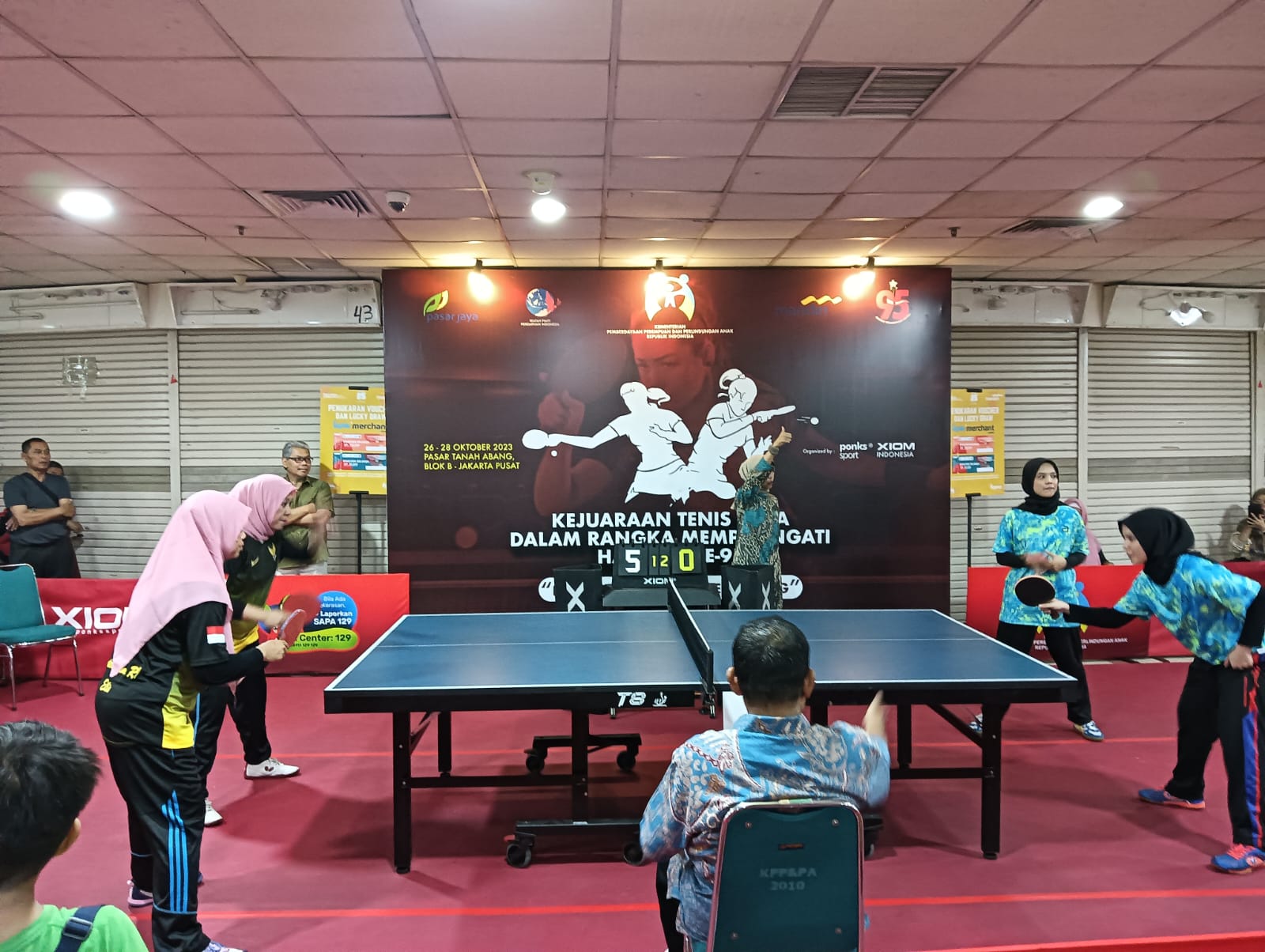 Ketua Harian Dharma Pertiwi Ny. Etta Suhartono mewakili Ketua Umum Dharma Pertiwi Pusat Ny. Vero Yudo Margono menghadiri pertandingan