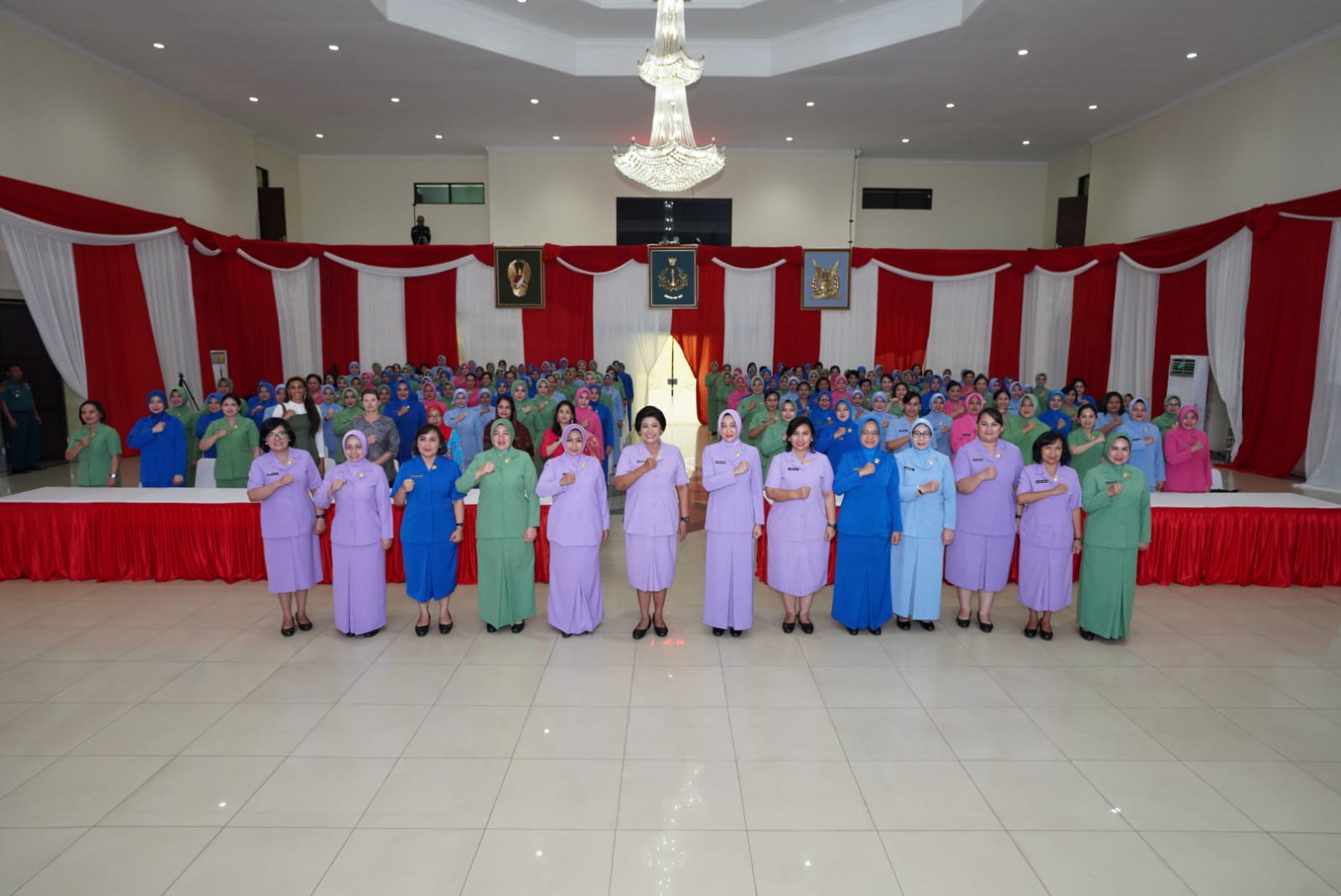 Ketua Umum Dharma Pertiwi Pusat  Ny. Vero Yudo Margono saat memberikan pembekalan pada kegiatan Penataran Istri Pasis Dikreg LI Sesko TNI