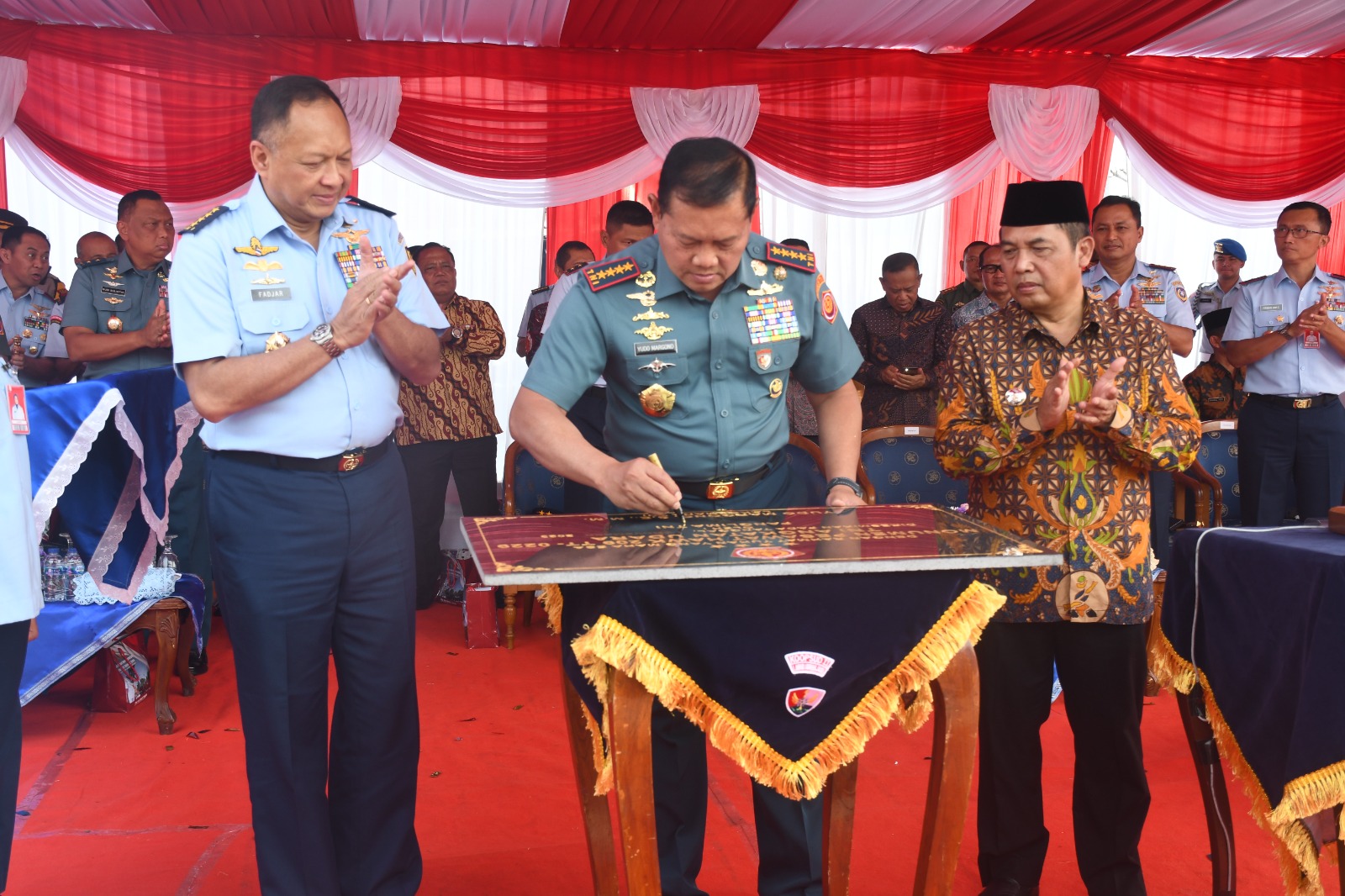 Panglima TNI Laksamana TNI Yudo Margono S.E., M.M menandatangani prasasti sebagai simbol meresmikan Monumen Pesawat Hawk 200 TT-0029