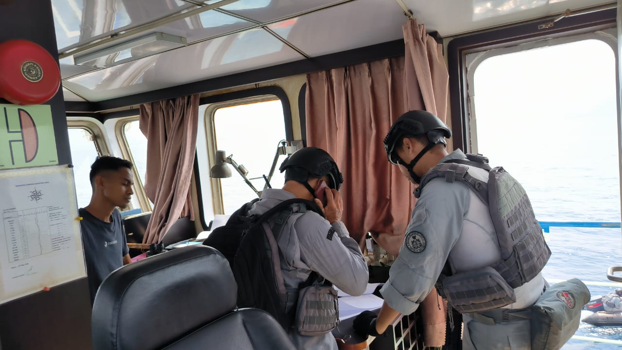 Bakamla RI melalui Unsur KN Kuda Laut-403 berhasil mengamankan 3 kapal berbendera Indonesia yang bermuatan Nikel Ore Ilegal