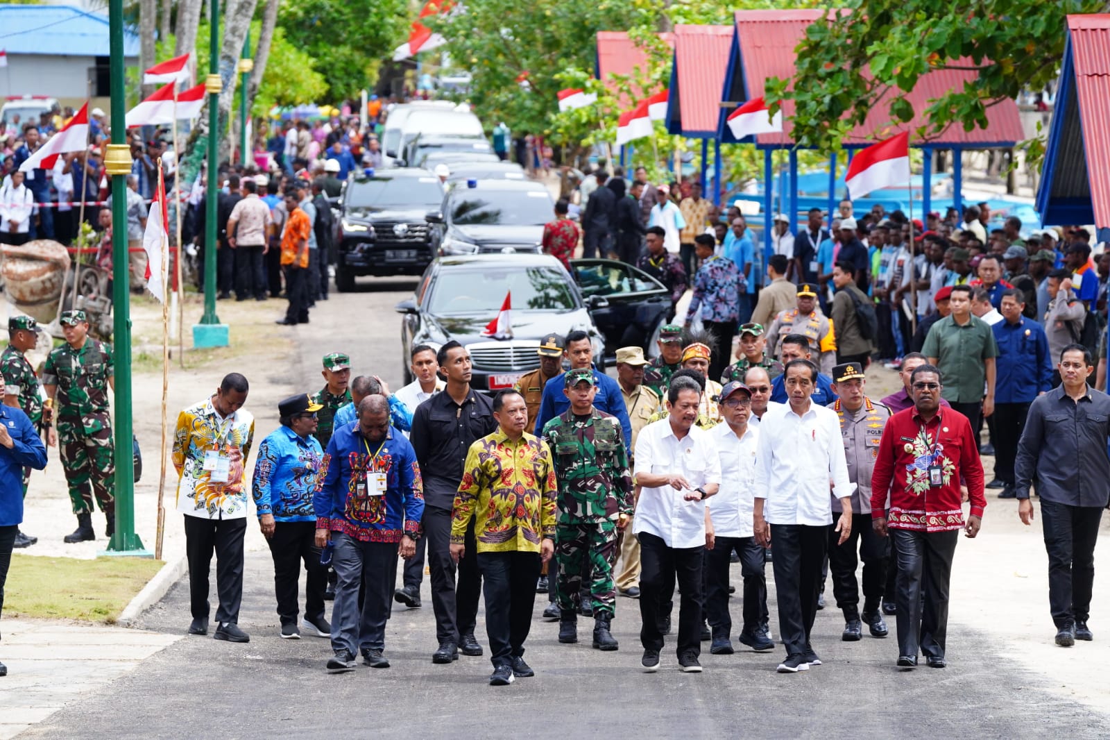 Panglima TNI Jenderal  TNI Agus Subiyanto mendampingi Presiden RI Joko Widodo dalam rangkaian kegiatan puncak acara Sail Teluk Cenderawasih 2023