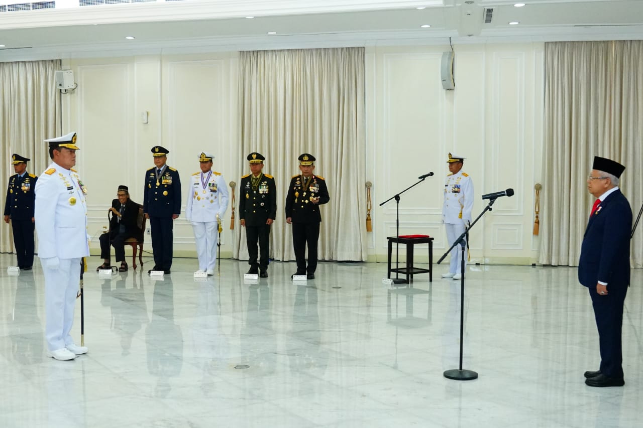 Presiden Republik Indonesia menganugerahkan tanda kehormatan Bintang Yudha Dharma Utama kepada Panglima TNI Laksamana TNI Yudo Margono, S.E., M.M.