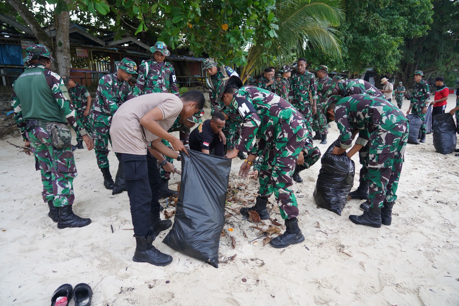 Kodam XVIII/Kasuari menggelar karya bakti peduli terhadap lingkungan hidup dengan membersihkan salah satu objek wisata