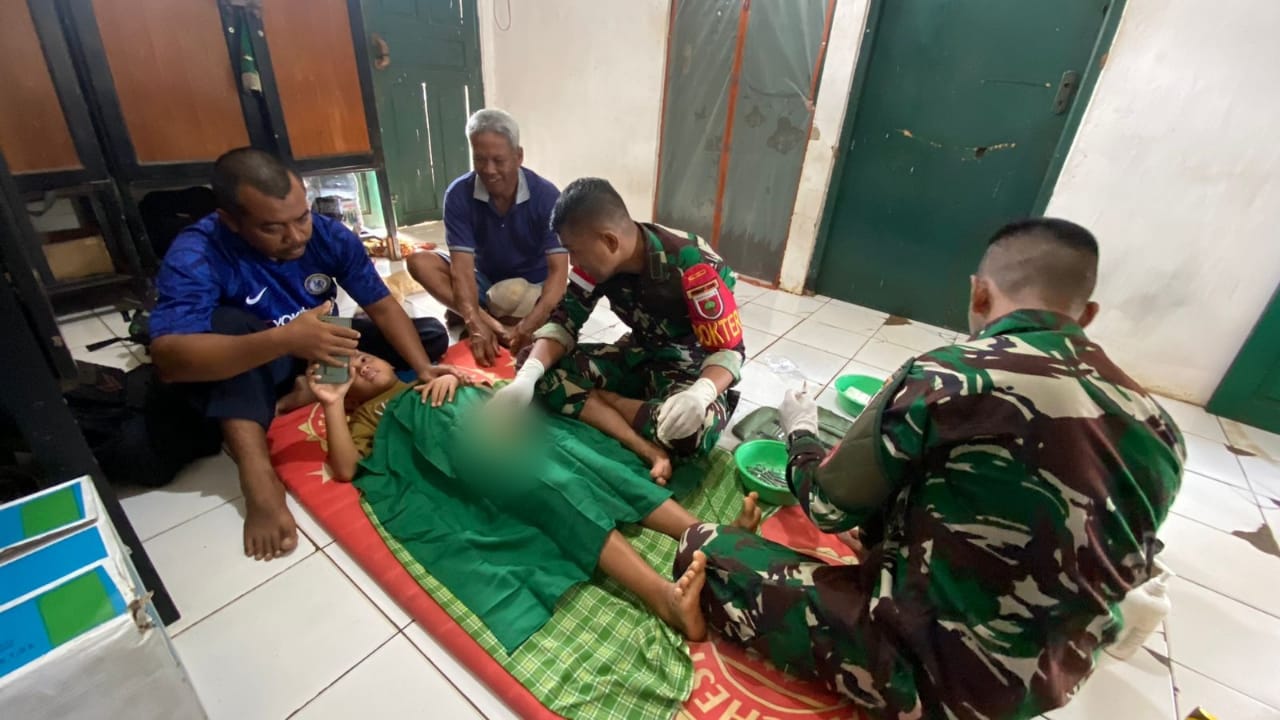 Satgas Yonif 726/Tamalatea dengan lambang lipan, telah dipercaya oleh seorang bapak untuk melakukan khitanan kepada anaknya di kampung Sota