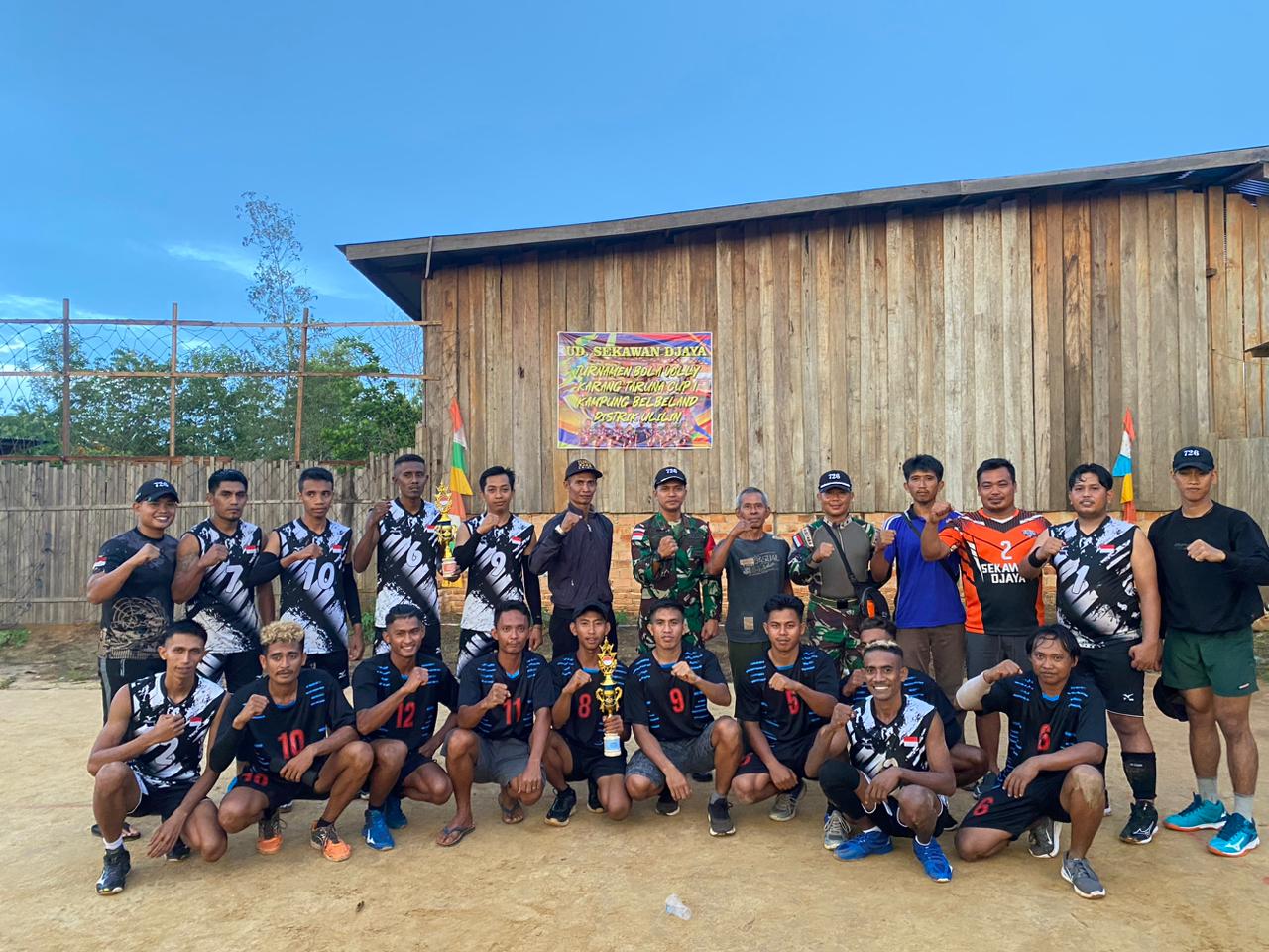 Satgas Yonif 726/Tml tidak mau ketinggalan dalam turnamen bola voli yang diselenggarakan di kampung Sipias Bupul 1