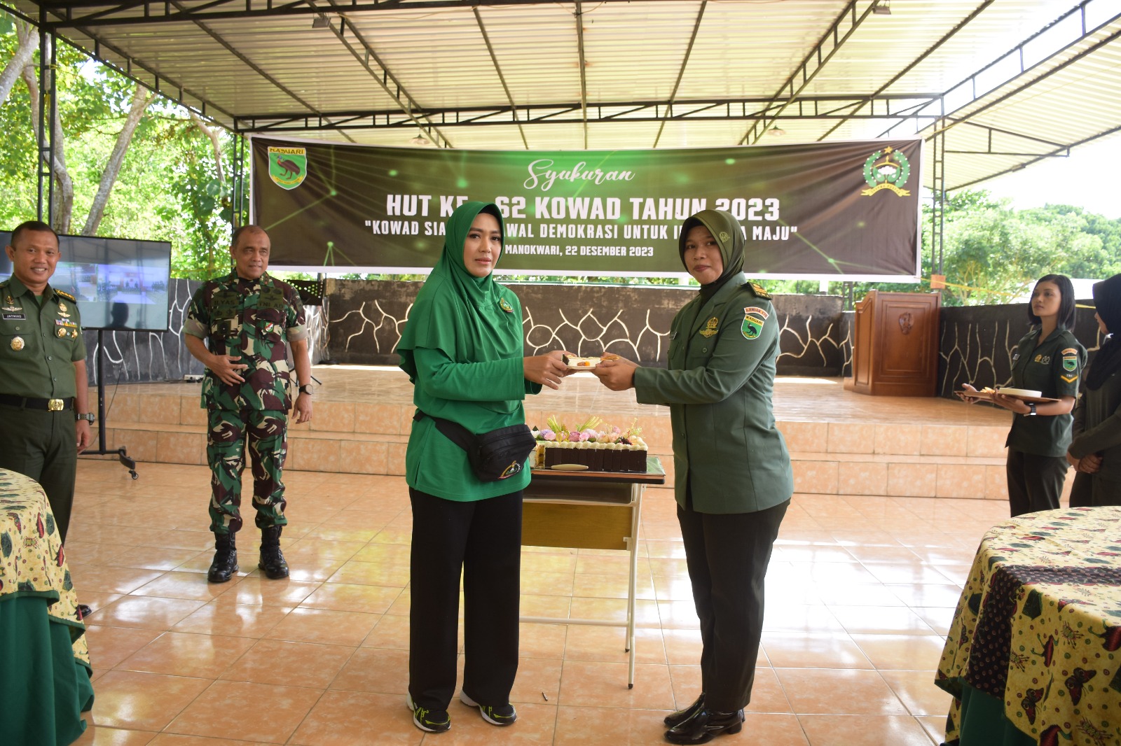 Keluarga besar Korps Wanita Angkatan Darat yang ada di wilayah Kodam XVIII/Kasuari memperingati hari ulang tahun yang ke-62