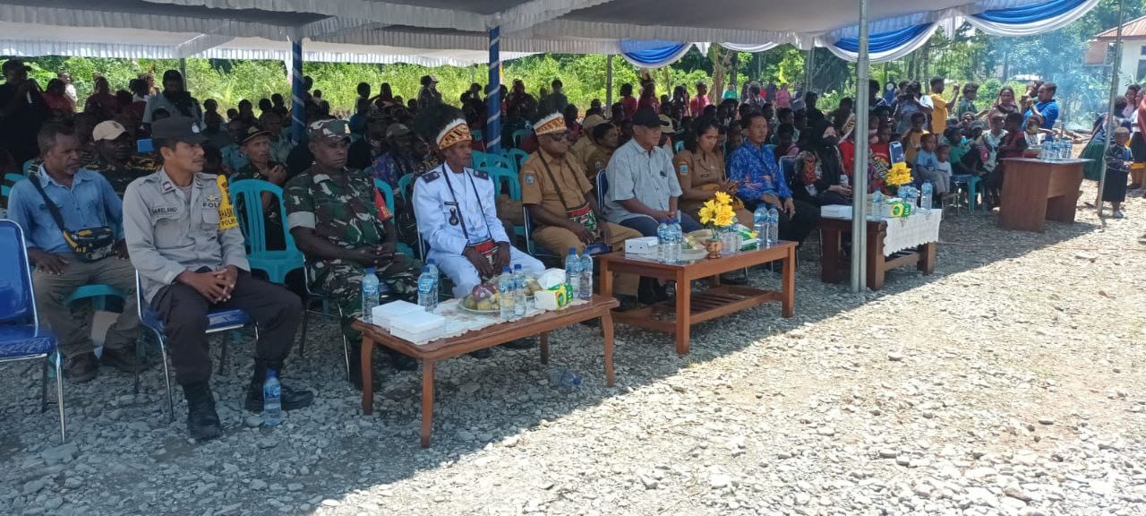 Babinsa Koramil 1710-03/Kuala Kencana, Serka Noben Wenda yang menghadiri acara peresmian Balai Kampung Karya Kencana di Distrik Kuala Kencana
