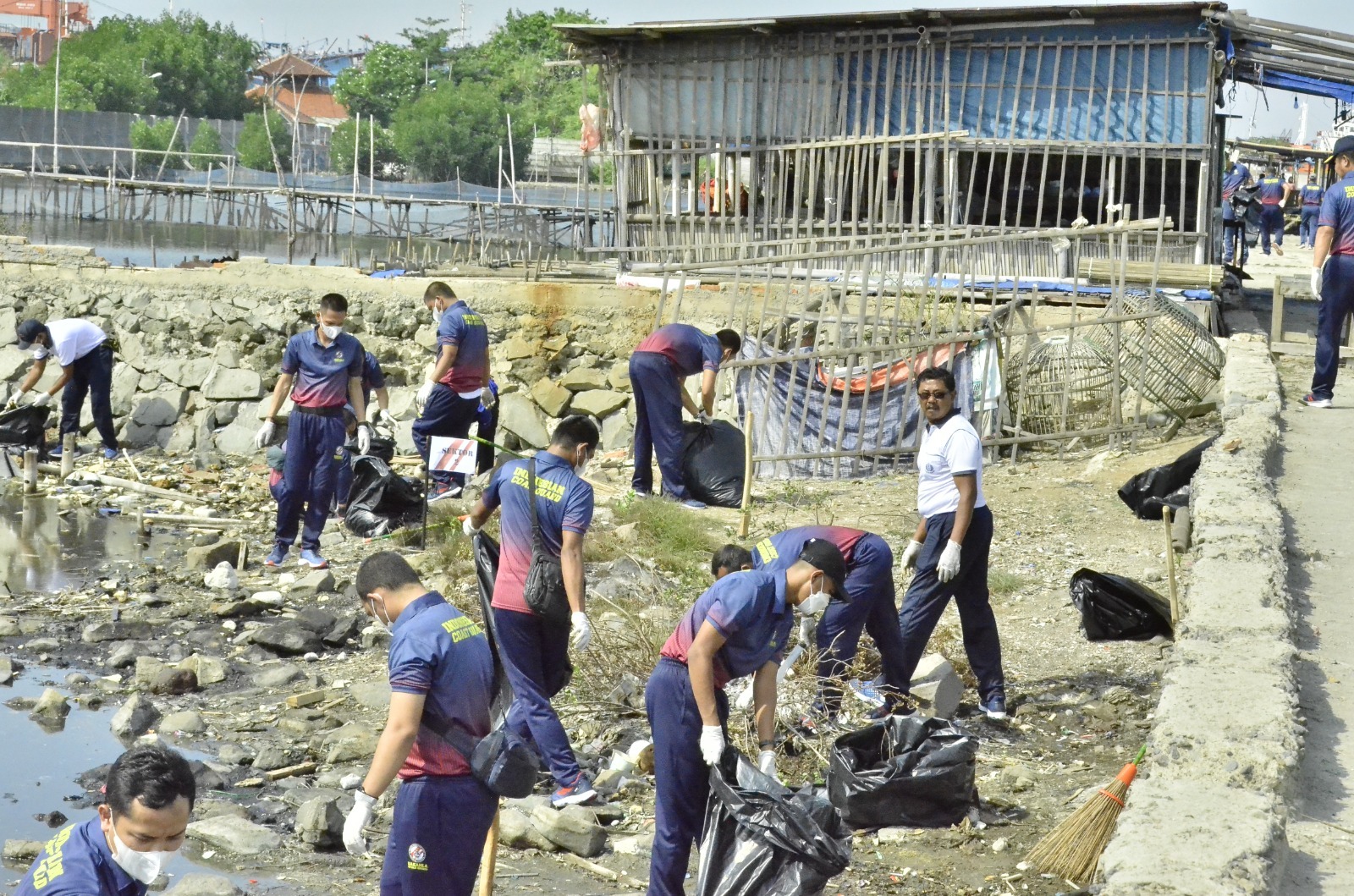 Bakamla RI melaksanakan Bakti Sosial dengan membersihkan Pantai Marunda, Jakarta Utara