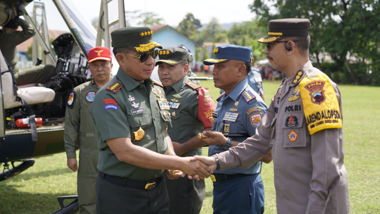 Panglima TNI Jenderal TNI Agus Subiyanto mendampingi Presiden RI Joko Widodo (Jokowi) yang tiba di lapangan Adisara, Banyumas