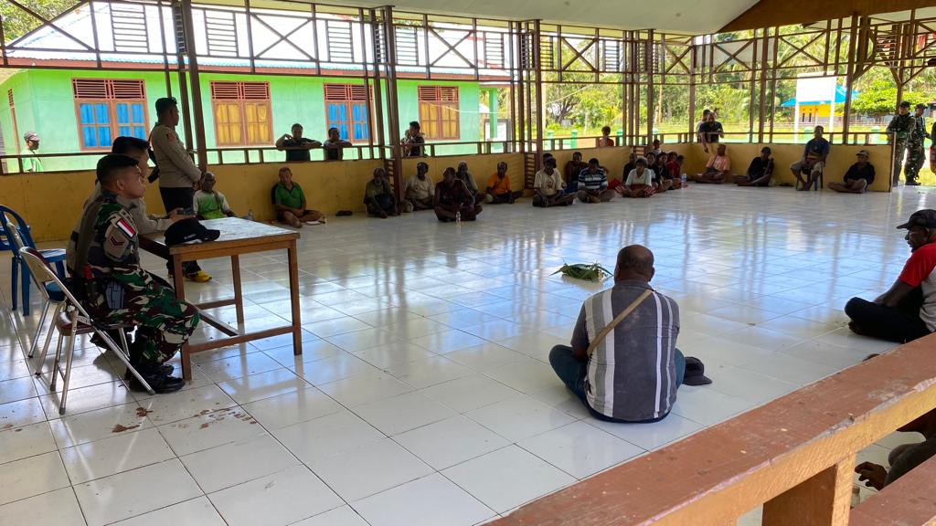 Satgas Pamtas Yonif 726/Tml selalu aktif mengambil peran dalam membantu menyelesaikan konflik internal keluarga di Kampung Kwell