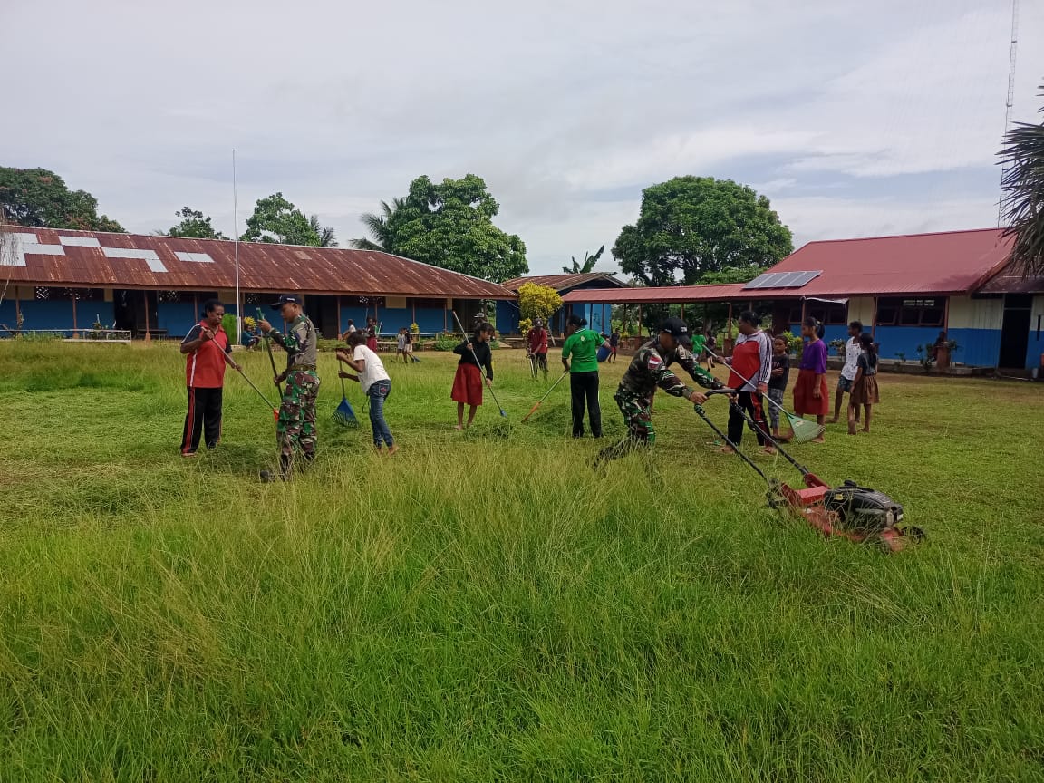 Satgas Yonif 726/Tml mengajak siswa-siswi SD YPK Tomer untuk lebih mengenal pentingnya hidup sehat dan bersih