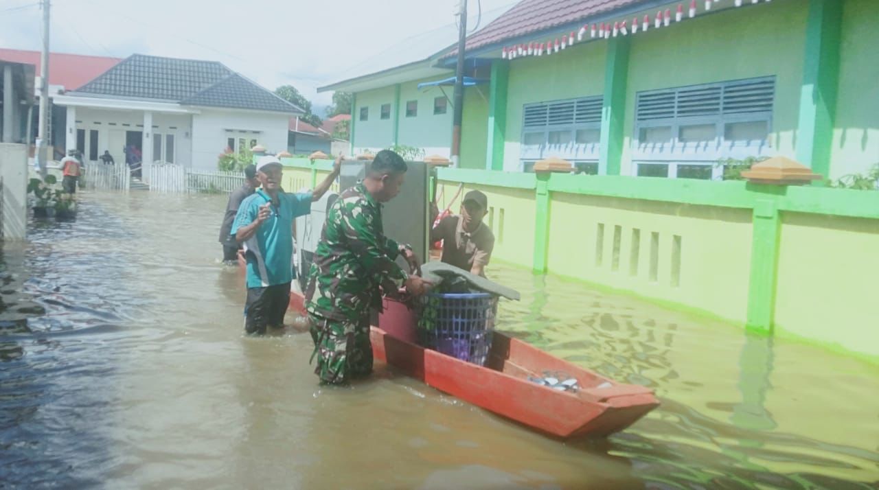 TNI turut aktif dalam upaya penanganan bencana banjir di Provinsi Jambi, dengan menurunkan pasukan TNI dari berbagai satuan