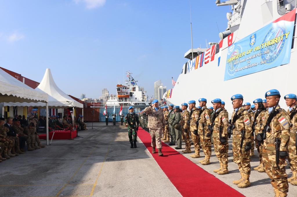 KRI Frans Kaisiepo-368 melalui penganugerahan Letter of Commendation dalam Transfer of Authority (TOA) ke KRI Diponegoro-365