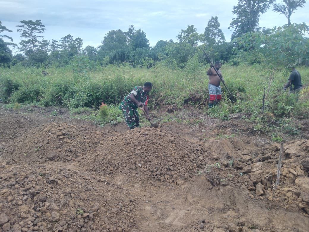 Babinsa Koramil 03/Kuala Kencana Kodim 1710/Mimika, Serka Noben Wenda ikut membantu warga binaannya dalam rangka membuka lahan