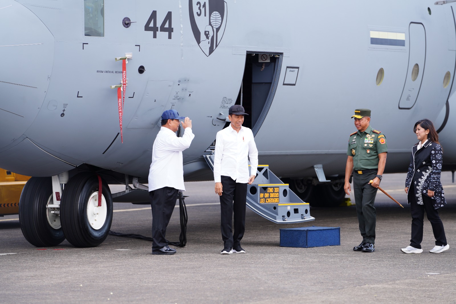 Panglima TNI Jenderal TNI Agus Subiyanto mendampingi Presiden RI Joko Widodo menyaksikan penyerahan pesawat Super Hercules C-130 J
