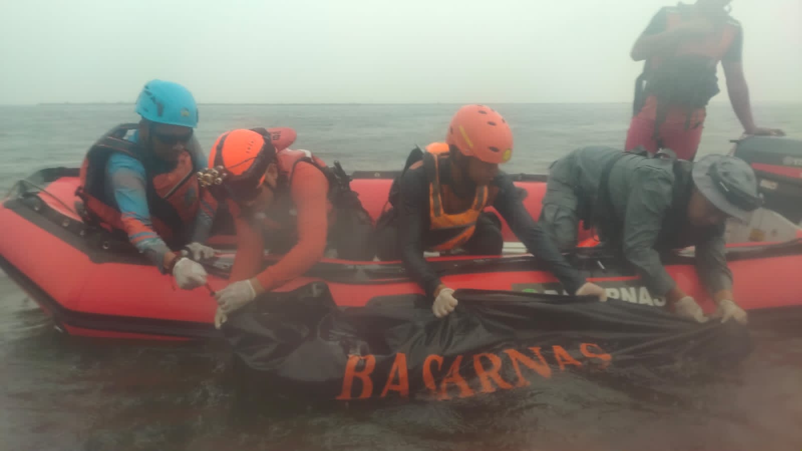 Bakamla RI yang tergabung dalam Tim SAR gabungan berhasil menemukan korban kecelakaan kapal terbalik di Muara Kalibaru, Cilincing Kodya