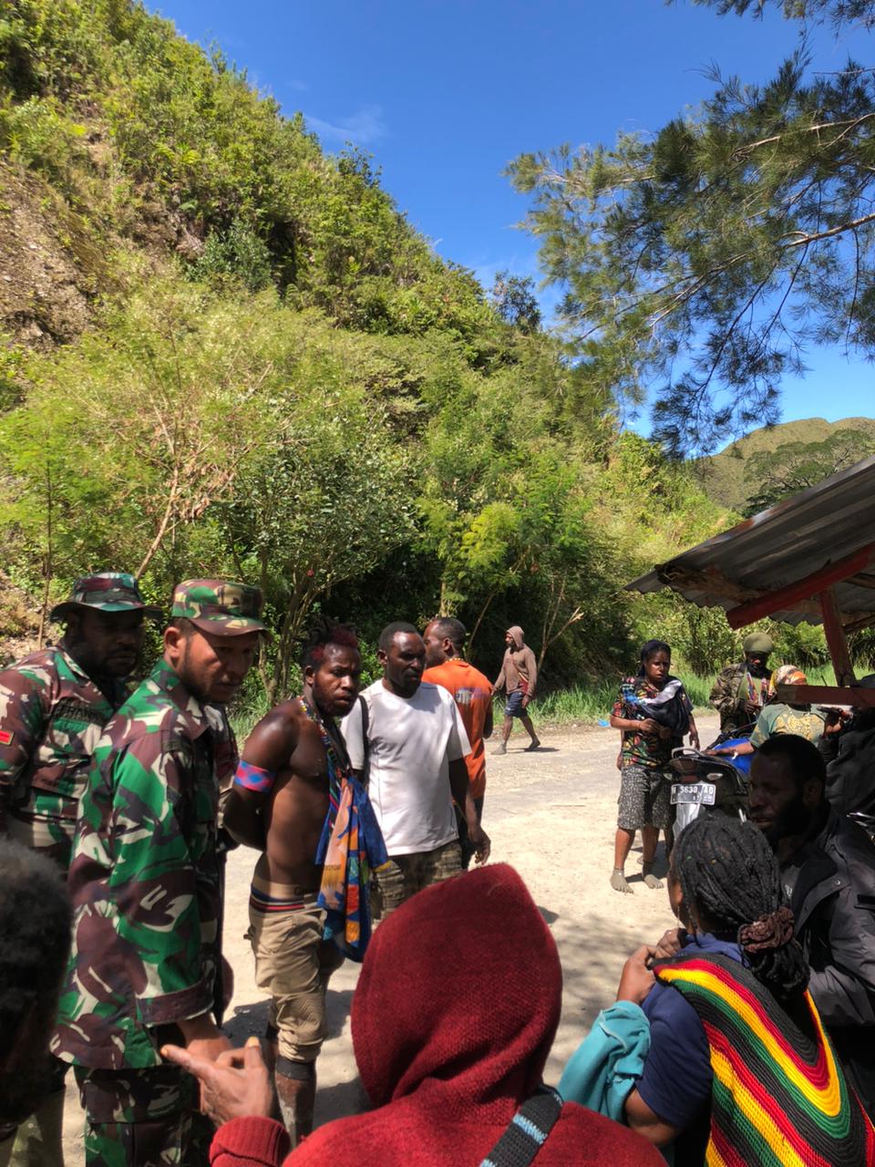 Babinsa Posramil Tingginambut mengadakan karya bakti atas kejadian bencana jembatan putus akibat curah hujan yang tinggi