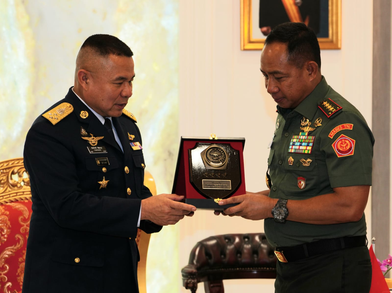 Panglima TNI Jenderal TNI Agus Subiyanto didampingi Kepala Staf TNI Angkatan Udara Marsekal TNI Fadjar Prasetyo menerima kunjungan kehormatan