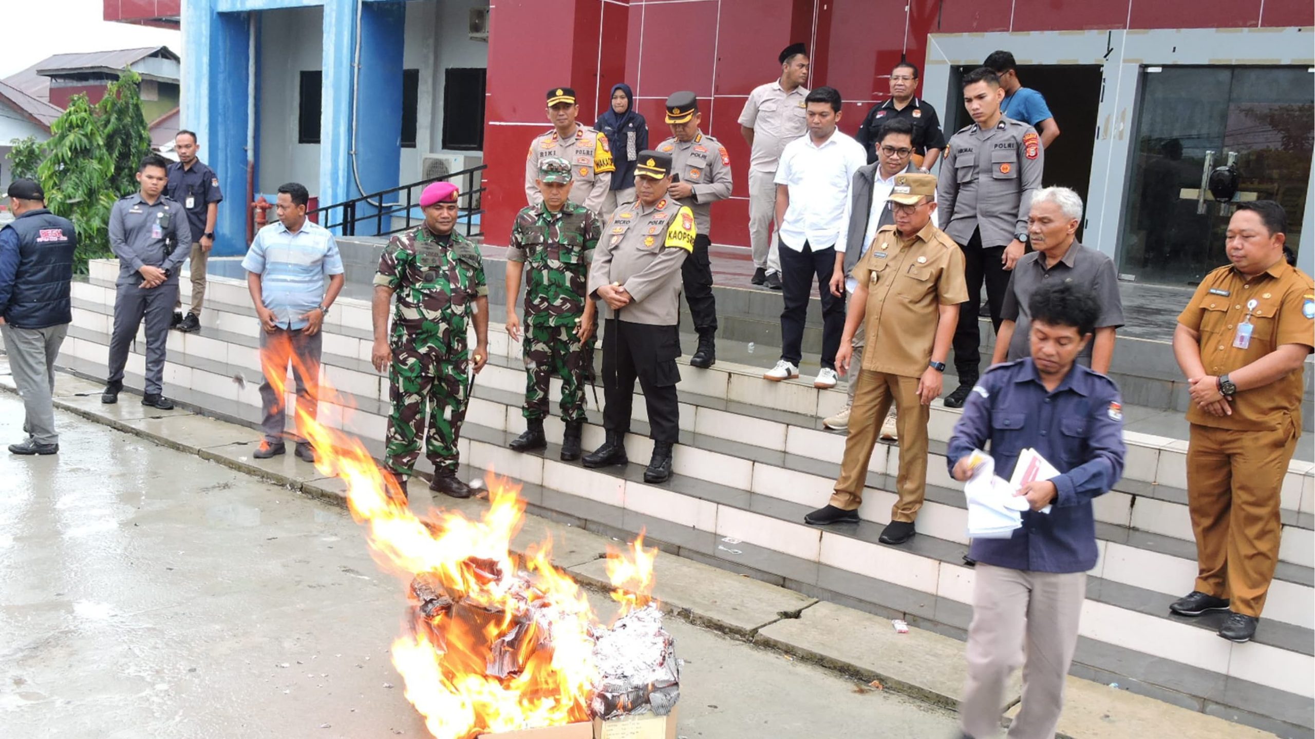 Komandan Kodim (Dandim) 1501/Ternate Letkol Arm Adietya Yuni Nurtono, S.H., menghadiri acara pemusnahan kelebihan surat suara Pemilu 2024