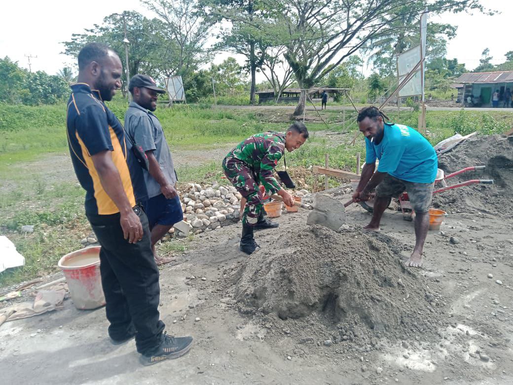 Bintara Pembina Desa (Babinsa) Koramil 1710-03/Kuala Kencana Koptu Johansyah gerakkan masyarakat di wilayah binaan Kp. Wangirja
