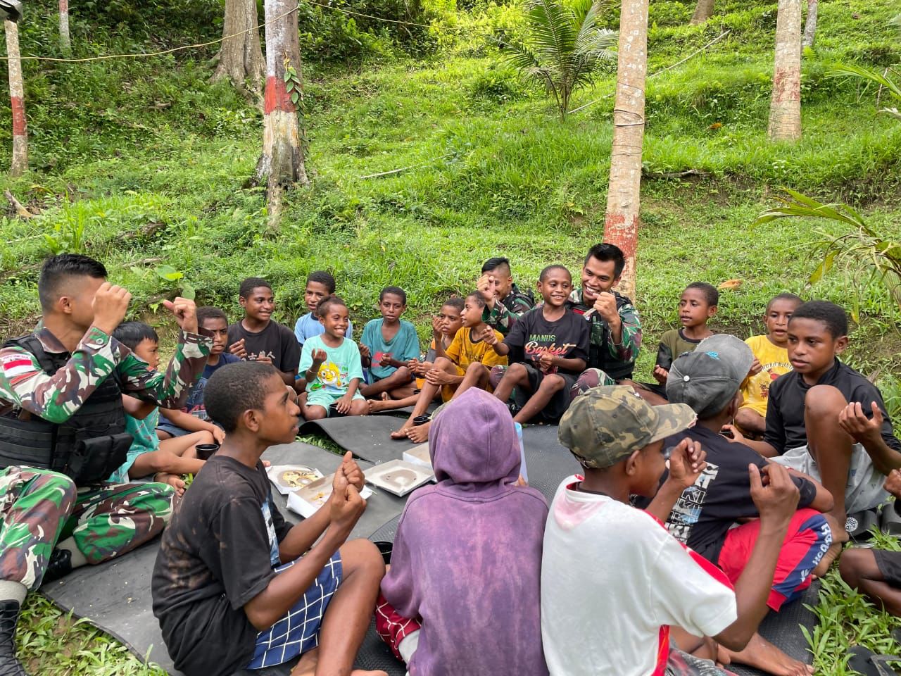 Program komunikasi sosial kepada masyarakat di wilayah perbatasan RI-PNG, dengan mengajak anak-anak Kampung Wembi saling berkomunikasi