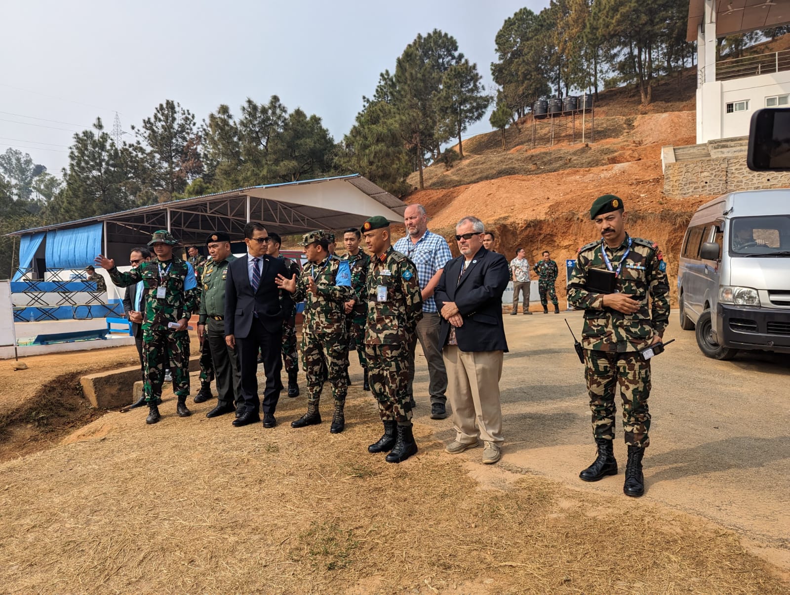 Duta Besar RI untuk Bangladesh Bapak Heru Hartanto Subolo bersama Athan RI Bangladesh merangkap Nepal Kolonel Cpl Azwan Abdi meninjau latihan