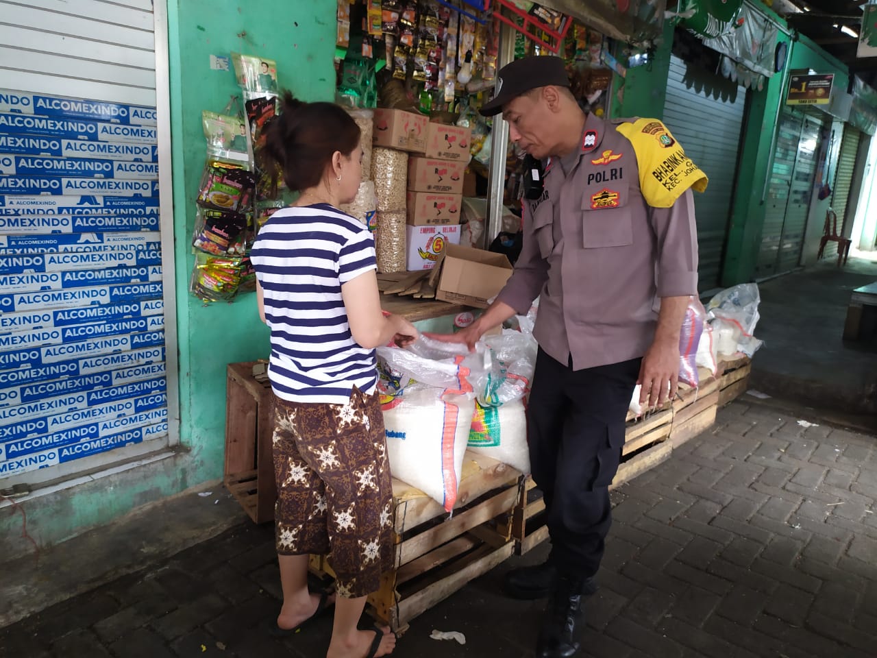 Bhabinkamtibmas Kelurahan Galur Aiptu Baktiar memantu harga beras