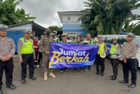 Berbagi takjil sembari memberi imbauan tatib lalu lintas yang dilaksanakan Satlantas Polres Metro Depok