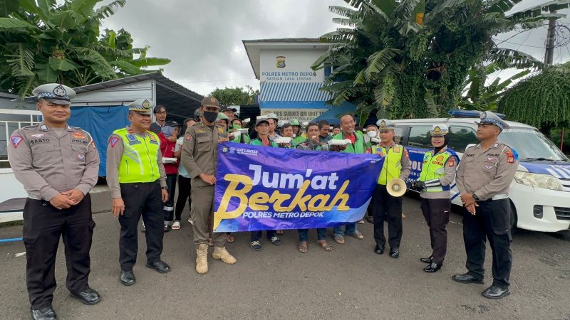 Berbagi takjil sembari memberi imbauan tatib lalu lintas yang dilaksanakan Satlantas Polres Metro Depok