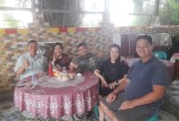 Kolonel Ely Hasudungan Limbong, S.Sos, M.M. saat bersama keluarga Frederik Bid, M.Si. (Paman dan Tante)