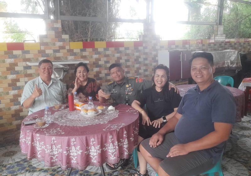 Kolonel Ely Hasudungan Limbong, S.Sos, M.M. saat bersama keluarga Frederik Bid, M.Si. (Paman dan Tante)