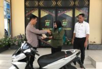 Unit Reskrim Polsek Kawasan Kali Baru Polres Pelabuhan Tanjung Priok melakukan penyerahan satu unit motor Honda Vario 125 kepada pemiliknya