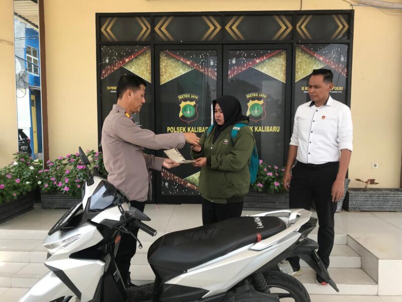 Unit Reskrim Polsek Kawasan Kali Baru Polres Pelabuhan Tanjung Priok melakukan penyerahan satu unit motor Honda Vario 125 kepada pemiliknya
