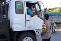 Polres Pelabuhan Tanjung Priok memberikan takjil gratis untuk berbuka puasa kepada masyarakat di wilayah Pelabuhan Tanjung Priok