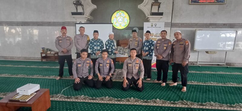 Polda Metro Jaya menggelar program 'Satu Jam Mengaji Bersama Polisi' di Masjid Al Ishlah, RT.6 / RW.7, Kuningan, Karet Kuningan