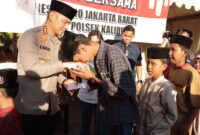 Polres Metro Jakarta Barat bersama dengan Polsek Kalideres membagikan makanan buka puasa (Takjil) kepada warga masyarakat yang melintas