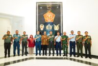 Kepala Staf Umum (Kasum) TNI Letjen TNI Bambang Ismawan menandatangani Komitmen Reformasi Birokrasi TNI tahun 2024