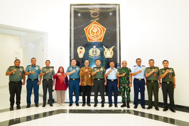 Kepala Staf Umum (Kasum) TNI Letjen TNI Bambang Ismawan menandatangani Komitmen Reformasi Birokrasi TNI tahun 2024