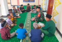 Satgas Pamtas Yonif 726/Tml menebar kebaikan di bulan Ramadhan dengan mengajarkan sholat dan mengaji kepada anak-anak di wilayah perbatasan