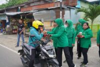 Persit KCK PD XVIII/ Kasuari, dengan senyum sapa mereka begitu bersemangat untuk membagikan takjil berbuka puasa kepada warga