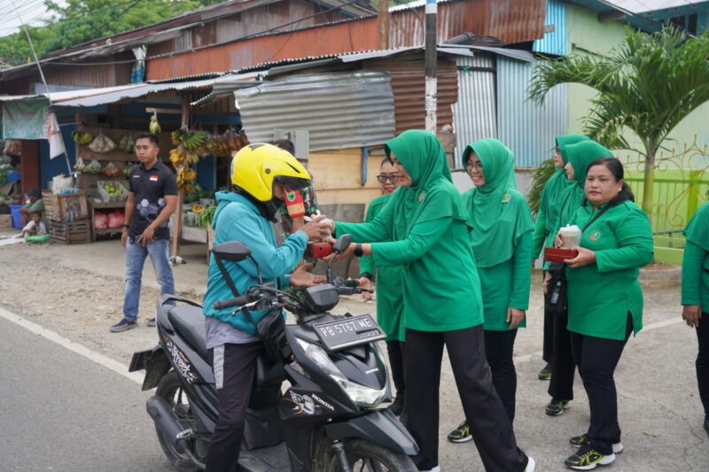 Persit KCK PD XVIII/ Kasuari, dengan senyum sapa mereka begitu bersemangat untuk membagikan takjil berbuka puasa kepada warga