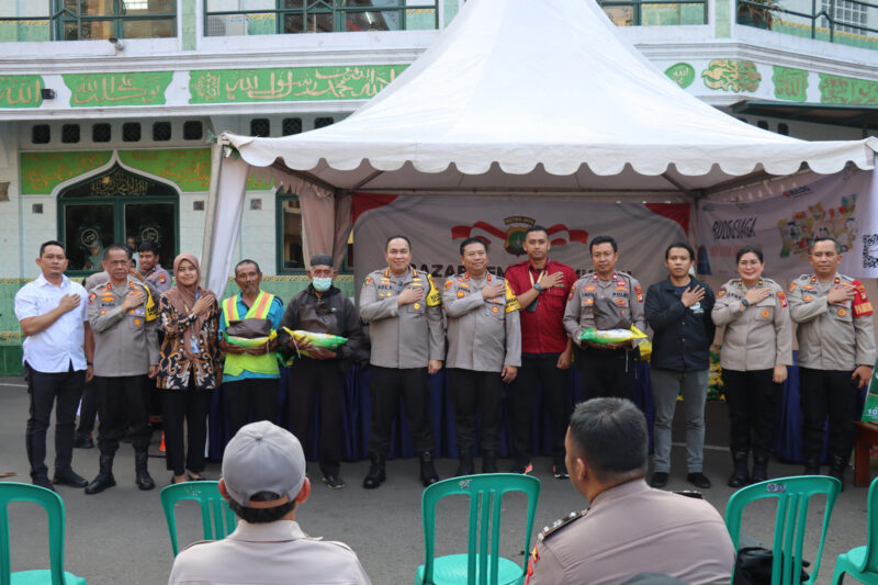 Kapolres Metro Jakarta Selatan, Kombes Pol Ade Ary mengatakan, pihaknya mengadakan bazar paket sembako murah bagi warga di sekitar