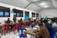 Bentuk kedekatan dan kebersamaan Satgas Pamtas RI-PNG Yonif 726/TML dengan guru dan murid SMKN 6 Sota yang terletak di perbatasan RI-PNG
