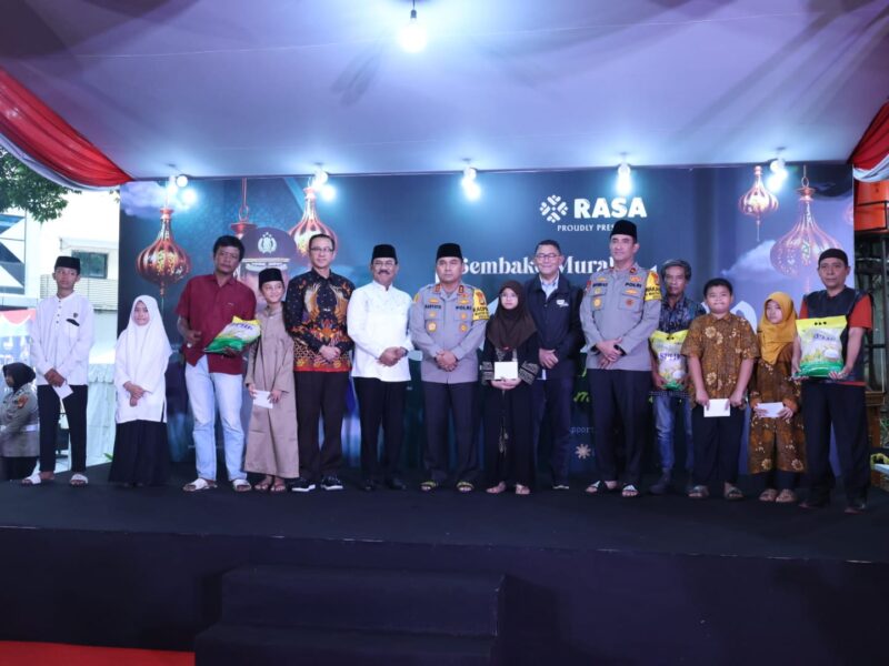 Polda Metro Jaya bersama-sama Rasa Corp, dan Perum Bulog menggelar bazar “Sembako Murah Ramadhan” untuk membantu masyarakat